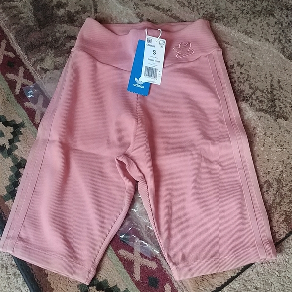 Adidas shorts in ash pink - Picture 3 of 11